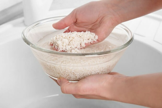 Quais são os benefícios da água do arroz? O arroz enfraquece a água?