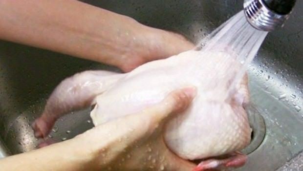 Como o frango deve ser limpo?
