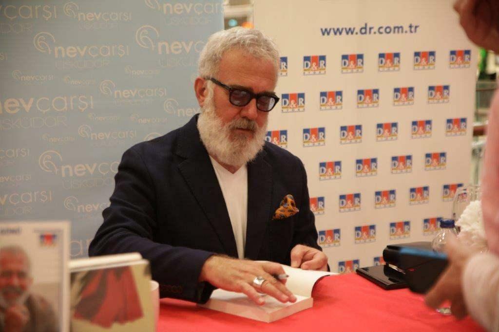 Uma foto do dia do autógrafo de Bahadır Yenişehirlioğlu