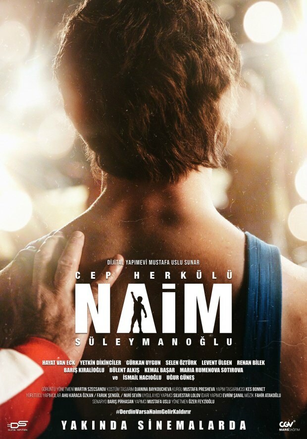 As pessoas colocam o cartaz do filme Naim