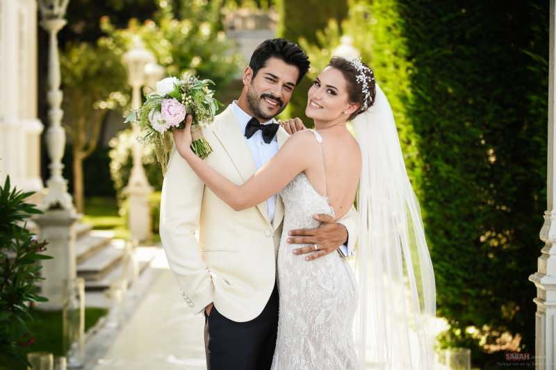 Burak Özçivit e Fahriye Evcen se casaram em 2017
