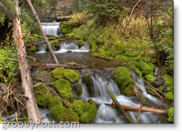 Fotografia - Exemplo de velocidade de obturador lento - Água do córrego do rio na floresta verde
