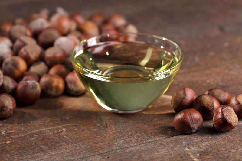 O óleo de avelã é especialmente benéfico para pele e cabelos secos.