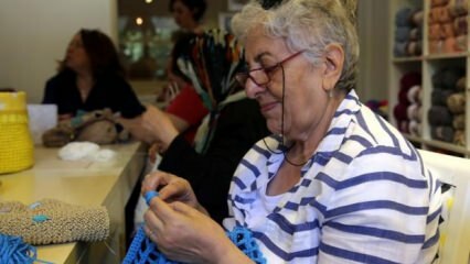 Mulheres aposentadas tricotam moda para acompanhar o ritmo