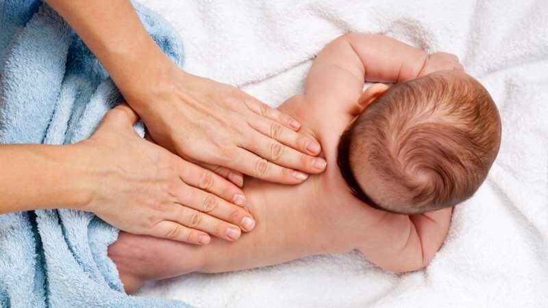 Como usar supositórios em bebês? Uso de supositórios e azeite na constipação