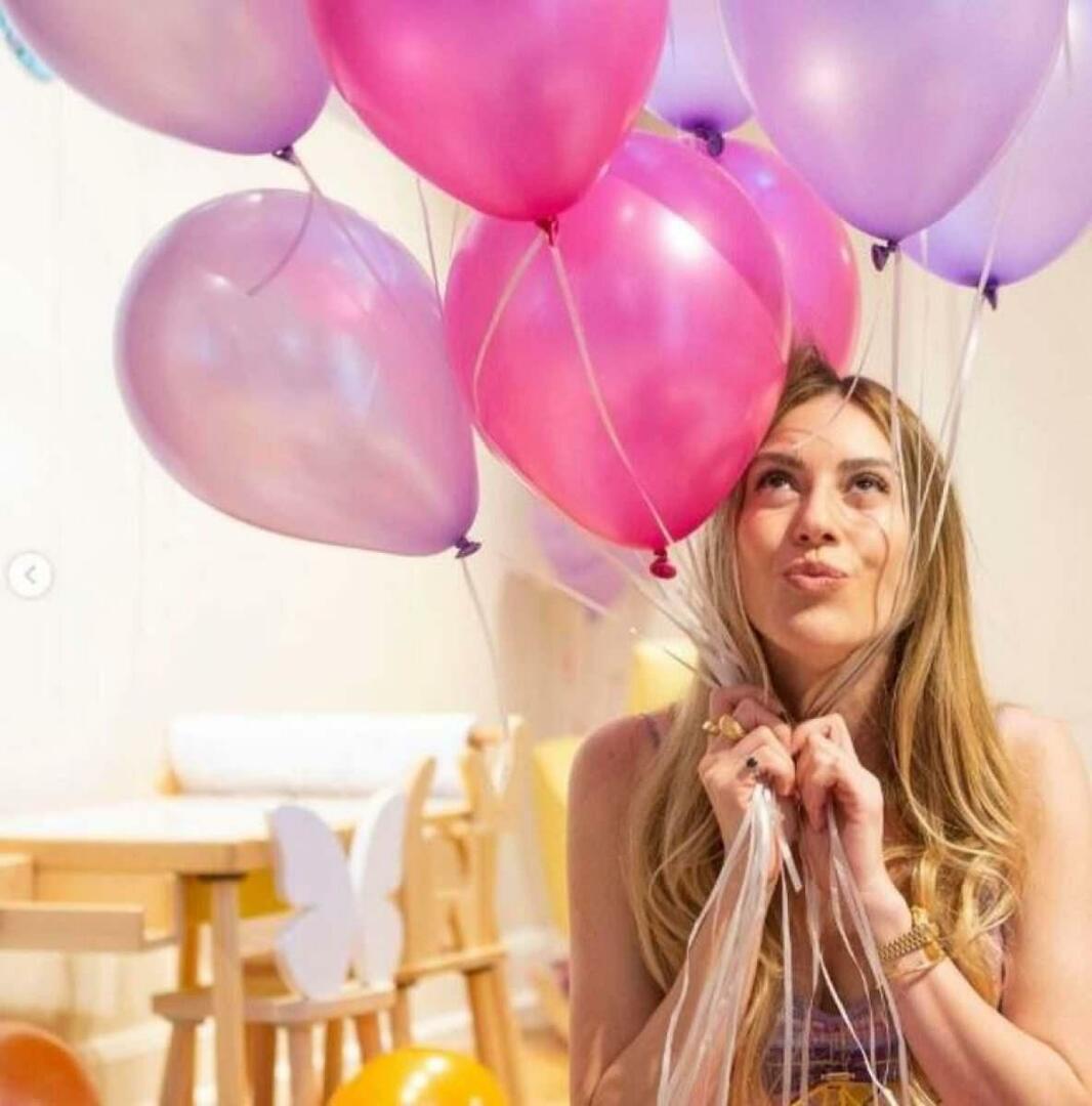 Sinem Kobal posou em balões