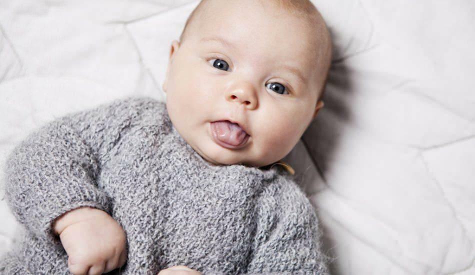língua de fora em bebês