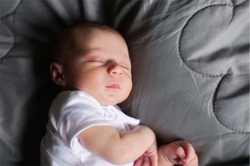 É prejudicial sacudir os bebês em pé? Método de sono agitado