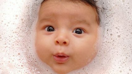 Se o seu bebê engolir água enquanto toma banho ..