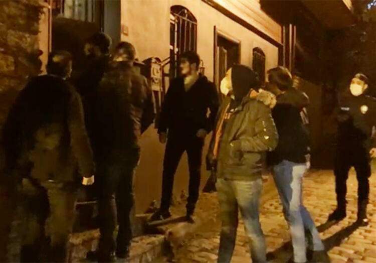 Polícia faz batida na casa de Özge Özpice