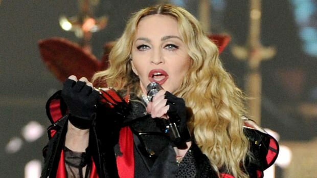 Chamada Madonna: Cantando no palco de assassinos