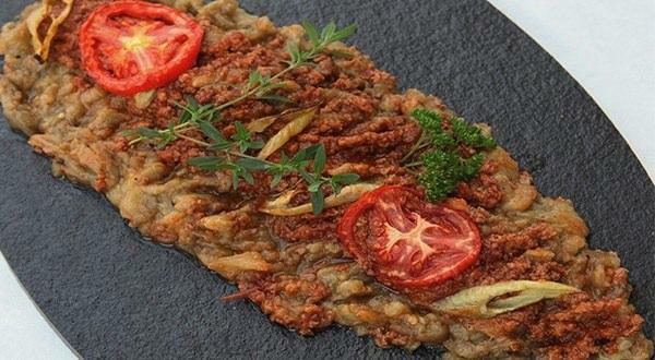 Como fazer o delicioso "Sogürme Kebab"? Receita de Söğürme Kebab mais fácil