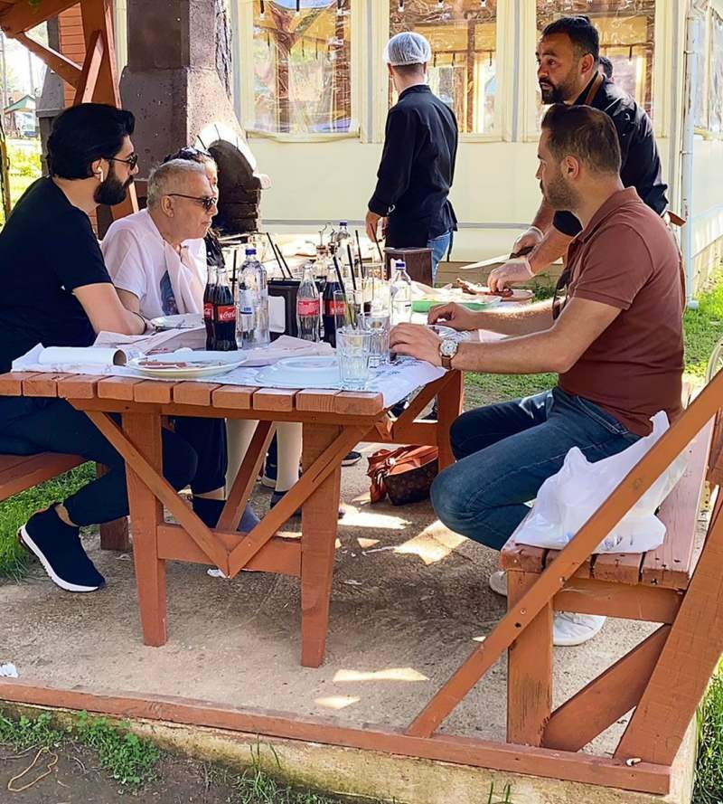 Mehmet Ali Erbil e Burak Memişoğlu enquanto comiam 