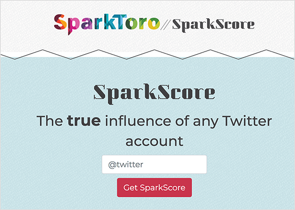 Esta é uma captura de tela da página da web do SparkScore. No topo está o logotipo SparkToro, que é o nome em uma fonte extra bold com áreas geométricas de cores do arco-íris. Depois de duas barras, está o nome da ferramenta, SparkScore. O slogan é “A verdadeira influência de qualquer conta do Twitter”. Abaixo do slogan, há uma caixa de texto branca que solicita que o usuário insira seu identificador do Twitter e um botão vermelho denominado Get SparkScore.