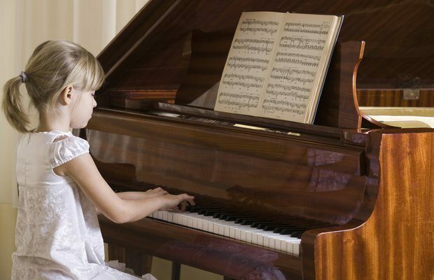 Com que idade as crianças podem tocar instrumentos musicais?
