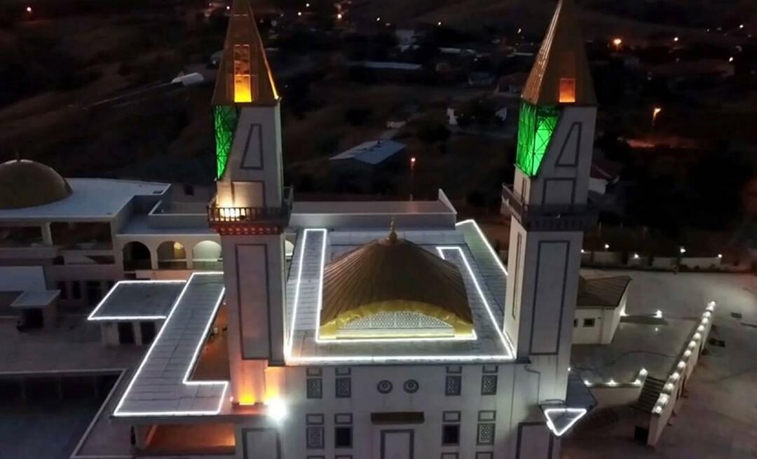 A mesquita em Kırıkkale, onde a palavra Alá pode ser vista de uma vista aérea, foi concluída.