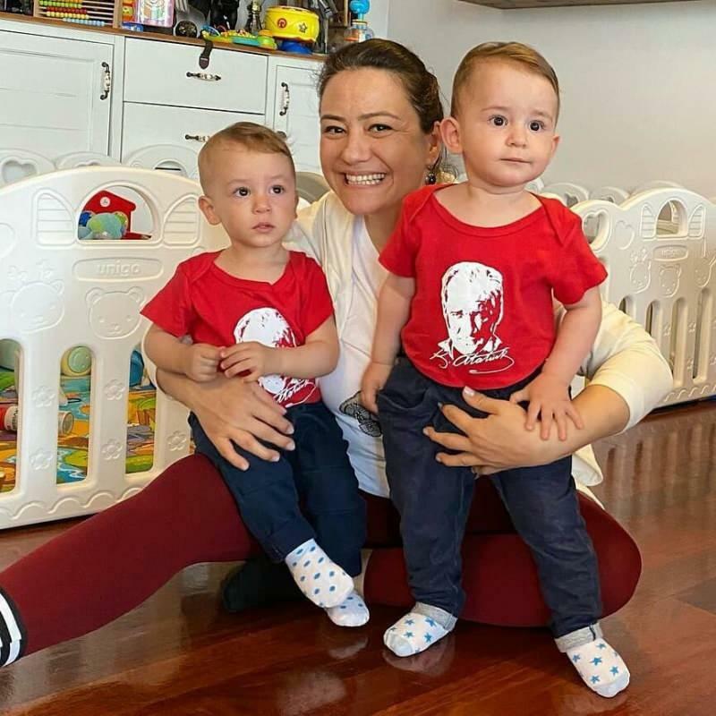 A nova pose da apresentadora Ezgi Sertel com seus filhos gêmeos!