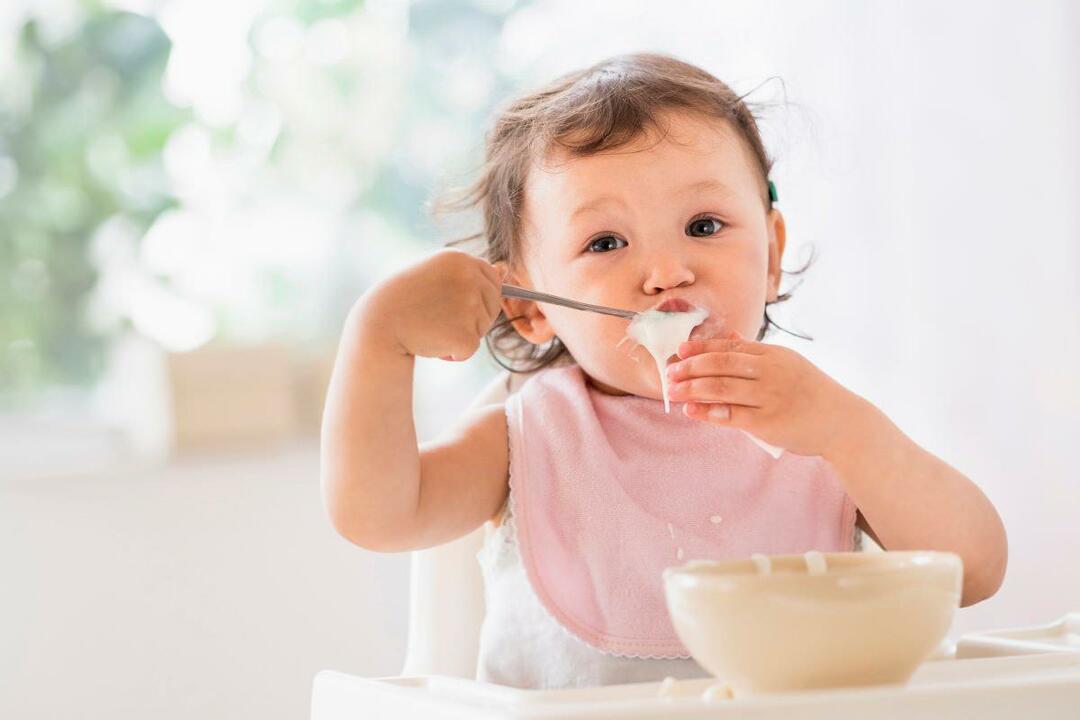 menino comendo iogurte