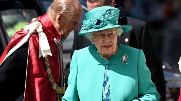 Rainha da Inglaterra 2. Elizabeth está procurando uma equipe de limpeza em seu palácio! Fortuna para encontrar a mosca morta ...