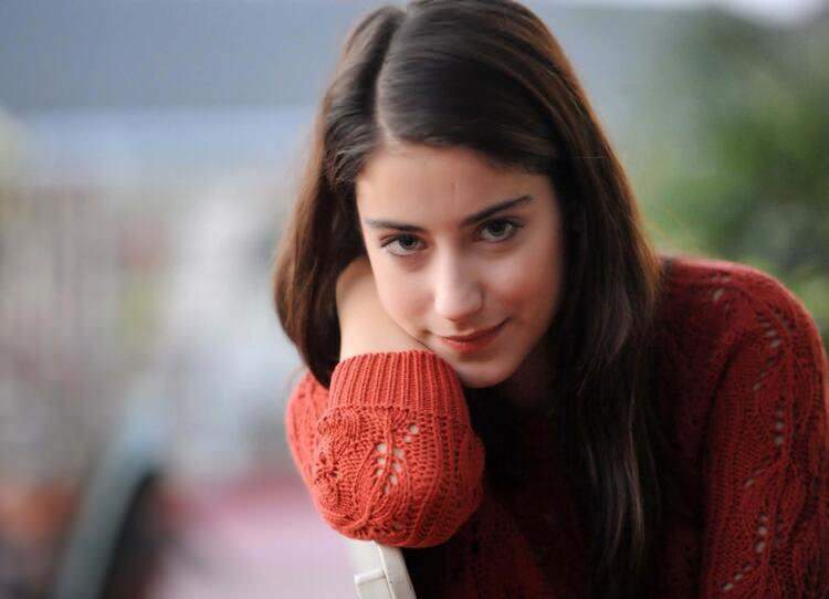 Hazal Kaya: Eles não cobriram a revista porque estou acima do peso!