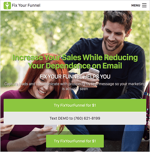 Esta é uma captura de tela do site Fix Your Funnel. Uma barra de navegação com um fundo branco passa pela parte superior. No canto superior esquerdo, o logotipo Fix Your Funnel aparece ao lado do nome da empresa em texto preto. O logotipo é um quadrado verde com uma ilustração branca de um funil. À direita está um menu de hambúrguer. O plano de fundo do site é uma foto de uma mulher branca e um homem branco sentados ao ar livre entre algumas árvores em um dia ensolarado, olhando para seus smartphones. A mulher está sorrindo. Ela tem longos cabelos ruivos e está vestindo uma camisa roxa de gola alta. O homem também está sorrindo. Ele tem cabelo curto castanho escuro e uma barba curta castanho escuro. Ele está vestindo uma camiseta preta de manga comprida e jeans. Sobre a foto há um título em texto verde que diz: “Aumente suas vendas enquanto reduz sua dependência do e-mail”. Abaixo do título, há um subtítulo em texto branco, “Consertar seu funil ajuda você”. Em seguida, um texto menor em branco diz “Capture leads e comunique-se com os propsects por mensagem de texto para que seu marketing seja realmente visto”. Abaixo deste texto estão dois botões largos. Um botão verde com texto branco diz “Experimente FixYourFunnel por $ 1”. Um botão cinza claro com texto em preto diz, “Envie DEMO para (760) 621-8199”. Abaixo desses botões largos, há um botão verde mais estreito com texto branco que também diz “Experimente FixYourFunnel por $ 1”. Oli Billson diz que você pode usar Fix Your Funnel com Infusionsoft para automatizar mensagens de texto em sua estrutura de funil de telefone.