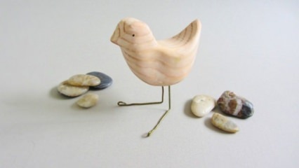 Decoração de mesa com motivos de pássaros em madeira em casa 