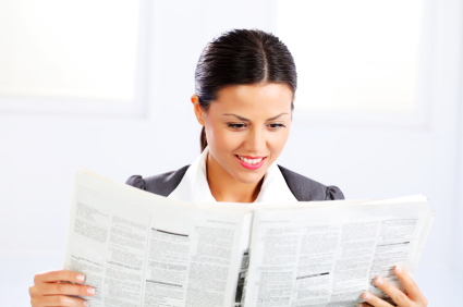 mulher de negócios lê jornal