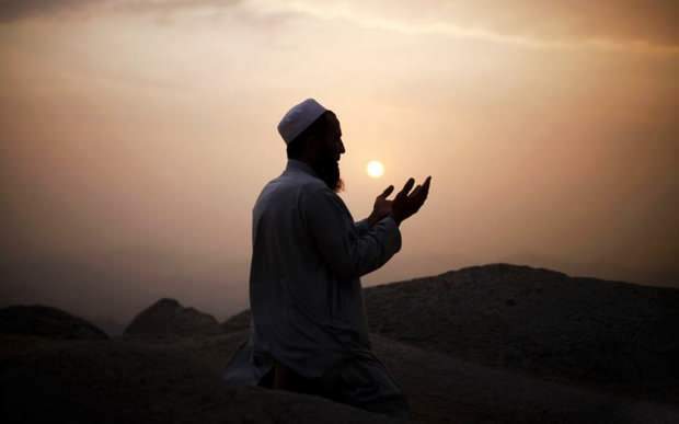 Como é realizada a oração da tarde? A virtude de ler Surah Amme após a oração da tarde