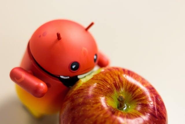 Android comendo maçã