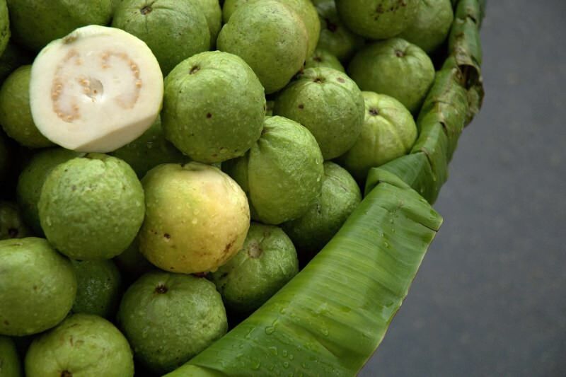 fruta verde de guavana 