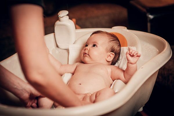 Como lavar um bebê sozinho?
