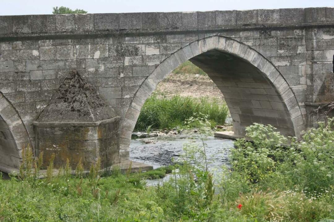 Quadros da ponte Sokullu Mehmet Pasha