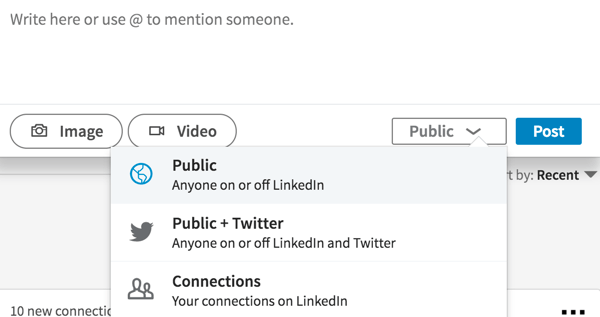 Para tornar uma postagem do LinkedIn visível para qualquer pessoa, selecione Público na lista suspensa.