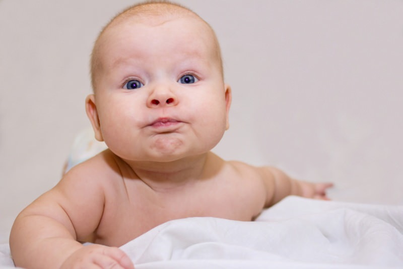 Quando a língua deve ser cortada em bebês?