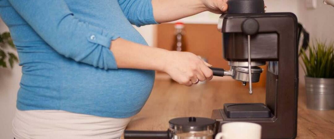 Meia xícara de café por dia durante a gravidez diminui a altura da criança em 2 cm