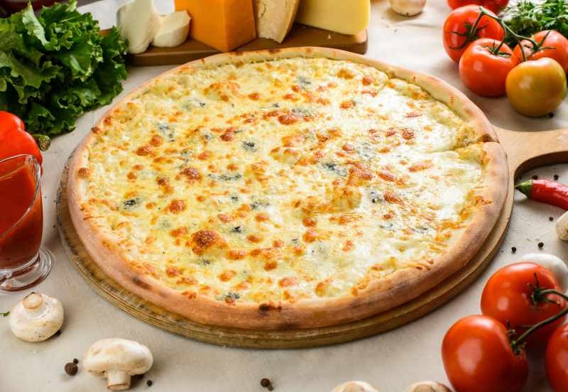Como fazer uma pizza de quatro queijos? A forma mais fácil de fazer pizza com quatro queijos!
