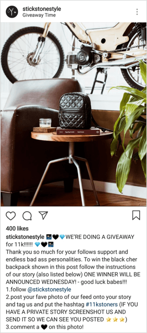 Neste exemplo de concurso do Instagram, o prêmio é uma mochila de couro, que é um prêmio relativamente caro e vale o esforço para criar uma postagem para ganhar.
