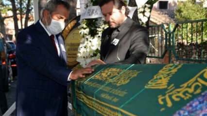 Yavuz Bingöl teve dificuldade em ficar de pé no funeral de seu irmão