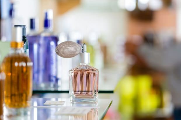 Maneiras de aumentar a permanência do perfume