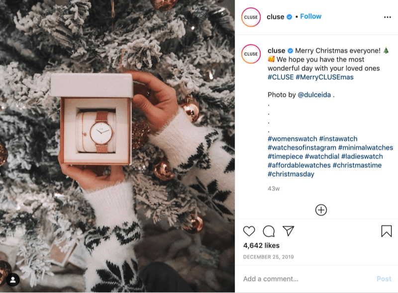 postagem no instagram de @cluse mostrando a foto de uma modelo com um suéter de floco de neve segurando um relógio em frente a uma árvore nevada por @dulceida com as hashtags #cluse e #meryclusemas