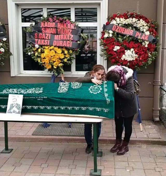 Adeus a Engin Nurşani com dor! Sua esposa abraçou o caixão e chorou livremente