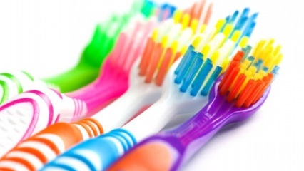 O que considerar ao escolher uma escova de dentes