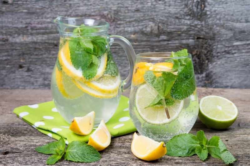 água mineral com limão relaxa o estômago