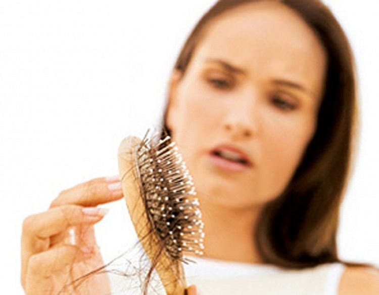 Arranhar o cabelo evita a perda?