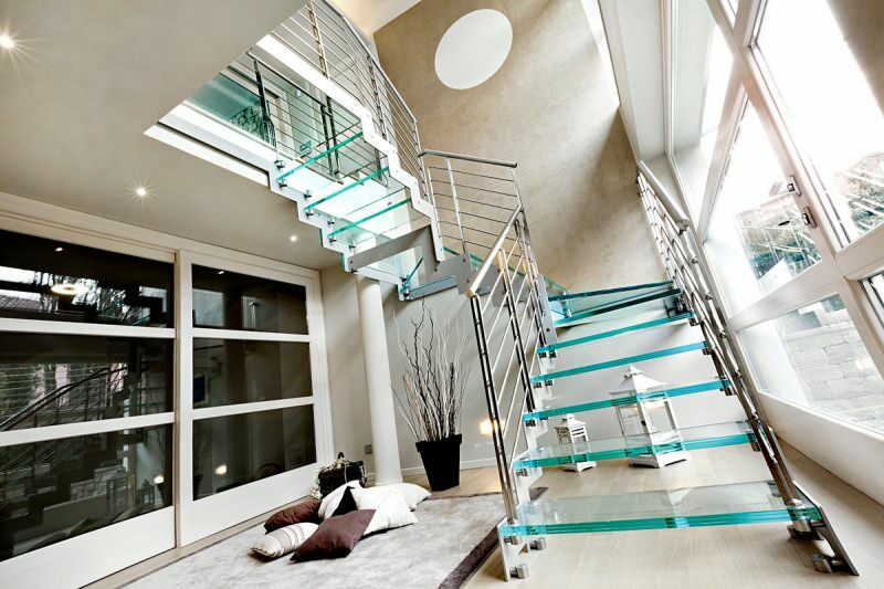 Os modelos de escada mais elegantes e úteis para apartamentos duplex
