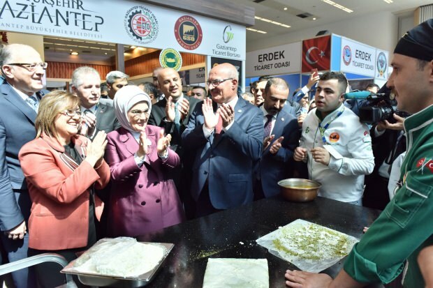 A primeira-dama Erdoğan visitou o estande da Gaziantep