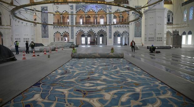 Tapetes da Mesquita Çamlıca foram colocados