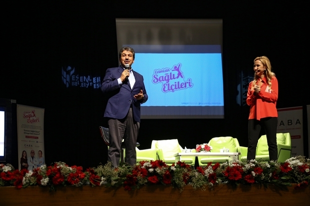 'Mustafa Sandal' participou do evento de mulheres de Esenler