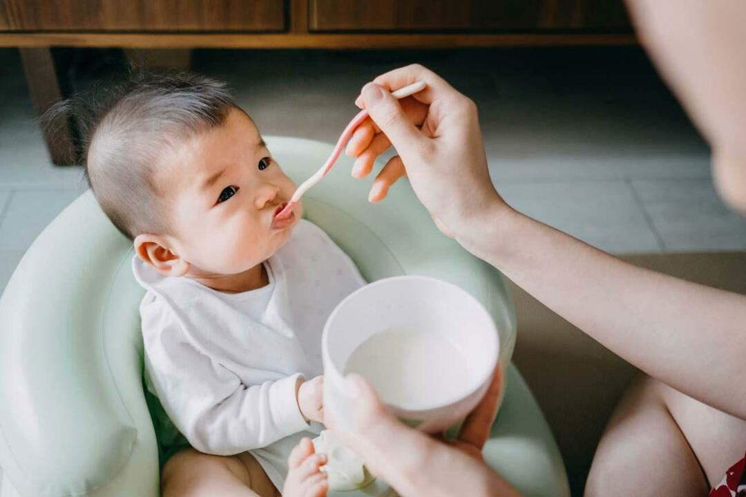 alimentando o iogurte do bebê