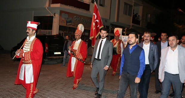 Prefeito de Nevşehir levantou as pessoas com a equipe de mehter